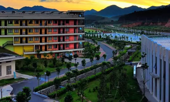 ��ɽ���еȌ��I(y��)�W(xu��)У